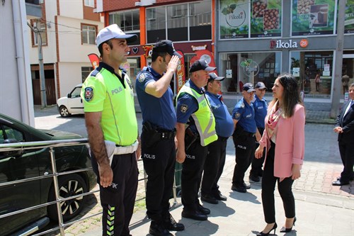 Kaymakamımız Selin SARI, Keşap İlçe Emniyet Müdürlüğü, Keşap İlçe Jandarma Komutanlığı görevli personellerimize bayramlaştı.